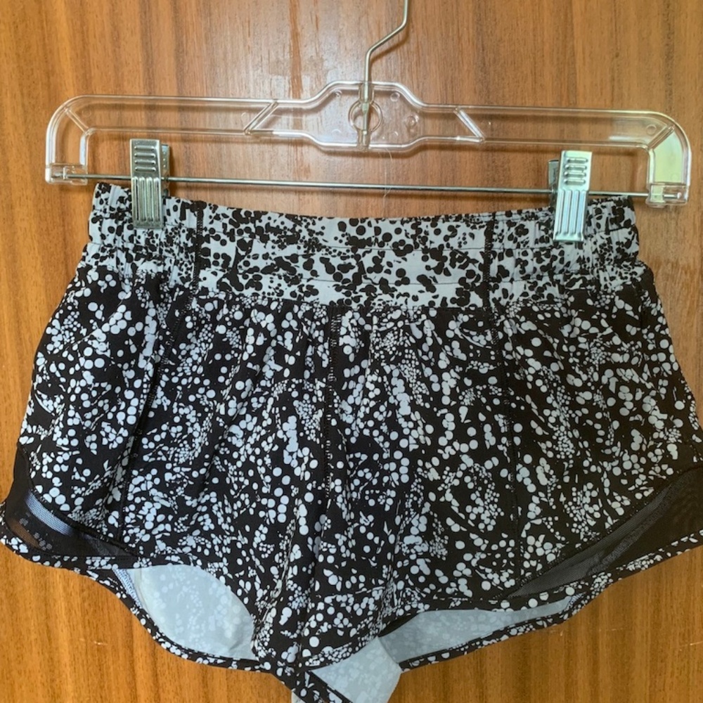 Lululemon Hotty Hot Short II 2.5"